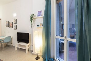 Standard Apartment, Balcony | Living area | 43-inch Smart TV with digital channels - notaMI - Welcome Darsena (Milan)