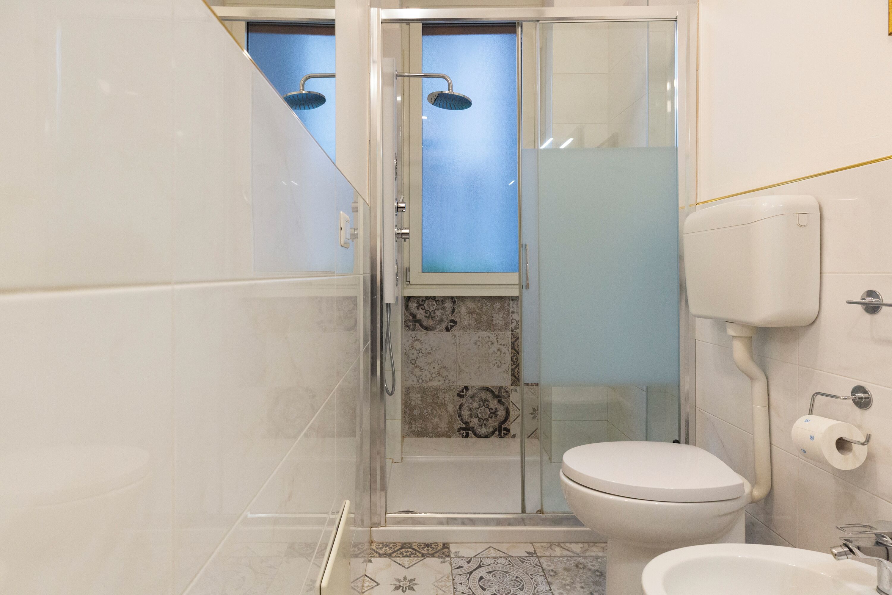 Ein Badezimmer mit Duschkabine, Toilette und Bidet.