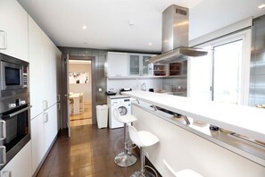 Private kitchen - Beachfront duplex penthouse with private pool, 5' from Puerto Banus (Marbella)