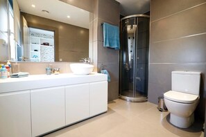 Shower, jetted tub, hair dryer, bidet - Beachfront duplex penthouse with private pool, 5' from Puerto Banus (Marbella)