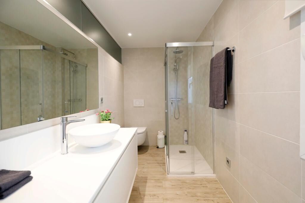 Shower, jetted bath, hair dryer, bidet