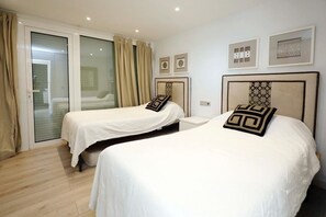 7 bedrooms, iron/ironing board, WiFi, bed sheets - Beachfront duplex penthouse with private pool, 5' from Puerto Banus (Marbella)