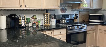 Fantastic 4-bedroom house with AC in charming Tacoma, the heart of Puget Sound.