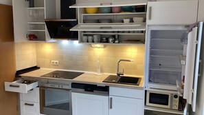 Kühlschrank, Mikrowelle, Ofen, Herdplatte