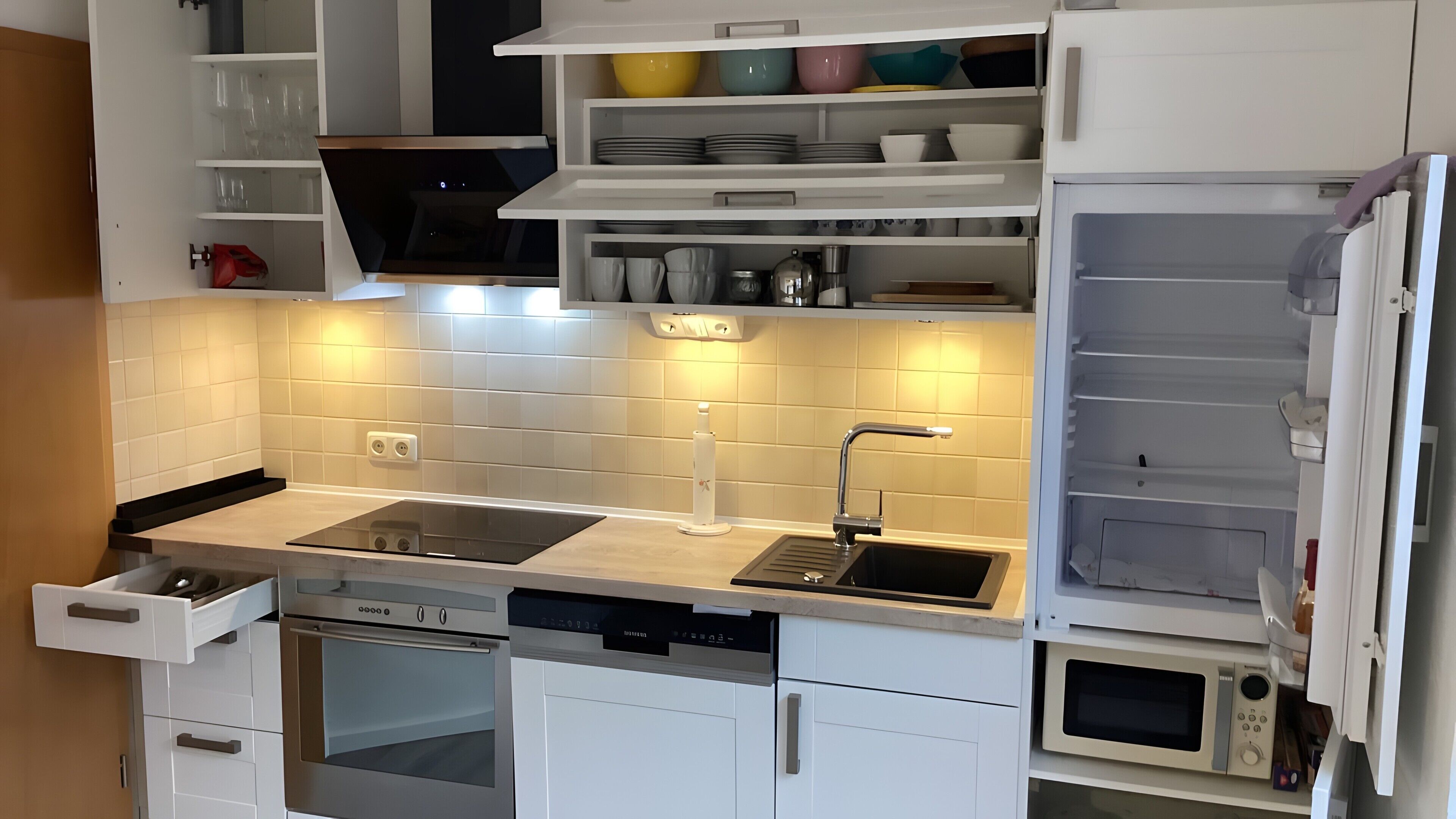 冷蔵庫、電子レンジ、オーブン、コンロ