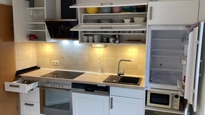 Kylskåp, mikrovågsugn, ugn och spishäll