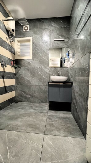 Shower, hair dryer, towels, soap - Cozy 1-bedroom apartment in charming Kakkanad with AC (Kakkanad)