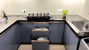 Private kitchen - Cozy 1-bedroom apartment in charming Kakkanad with AC (Kakkanad)