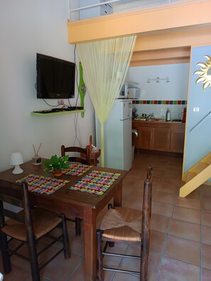 Dining - Gite La Villa des Pins in Drôme Provençale (Le Poët-Laval)