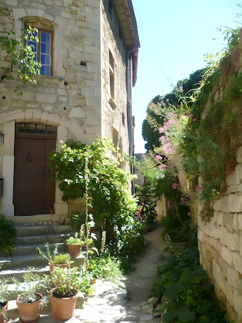 Property grounds. Gite La Villa des Pins in Drôme Provençale
