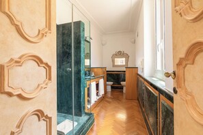 Secador de pelo, bidet, toallas, jabón