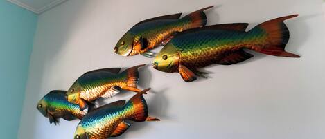 Un mur orné de cinq décorations en forme de poisson.