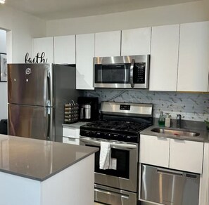 Private kitchen - Spacious 3BR Stay in Manhattan, perfect for family & groups (New York)