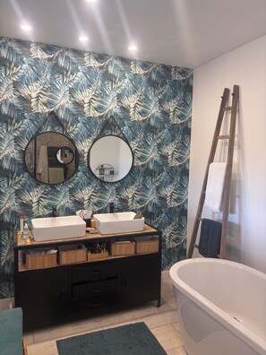 A bathroom with a large mirror, two sinks, a bathtub, and a wooden ladder. - Charming Estate - 3 Rooms - 9 Castles - (Béziers)