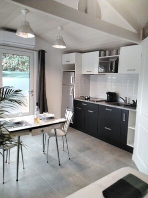 Kjøleskap, mikrobølgeovn, kokeplater og kaffetrakter/tekoker