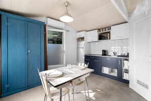 Refrigerador, microondas, placa de cocina, cafetera/tetera