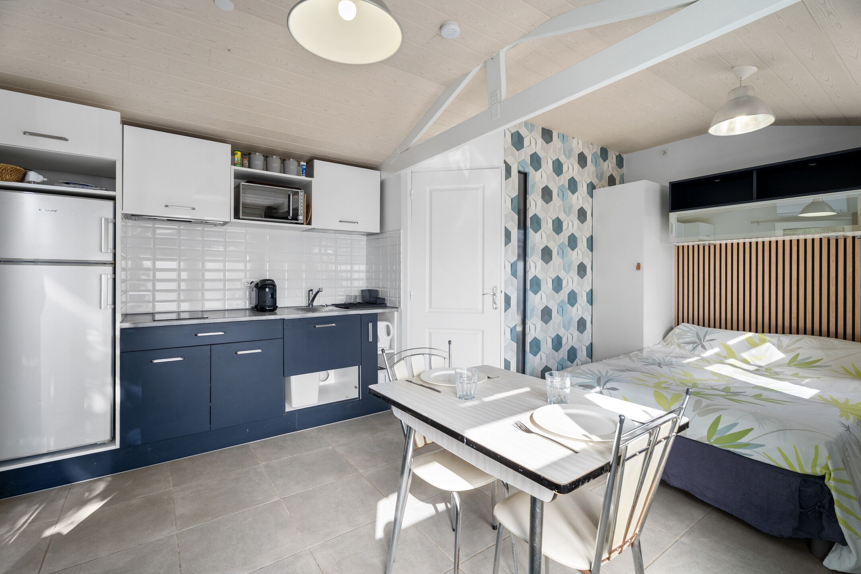 Kjøleskap, mikrobølgeovn, kokeplater og kaffetrakter/tekoker