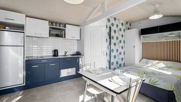 Kjøleskap, mikrobølgeovn, kokeplater og kaffetrakter/tekoker