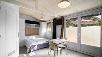 Tabla de planchar con plancha, wifi y ropa de cama