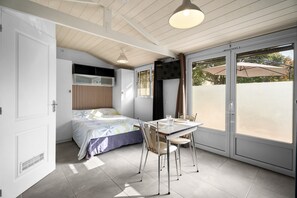 Tabla de planchar con plancha, wifi y ropa de cama 