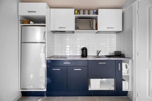 Refrigerador, microondas, placa de cocina, cafetera/tetera