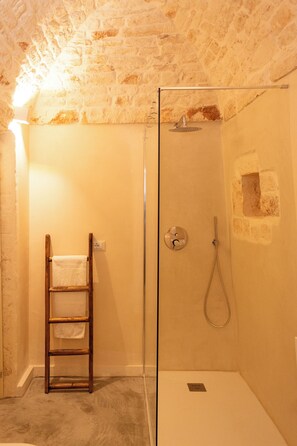 Shower, hair dryer, bidet, towels - Casa Pompeo: historic home in downtown for 4 guests with pets allowed (Ceglie Messapica)