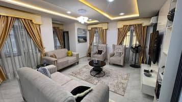 Appartement Confort, balcon, vue ville | Coin séjour