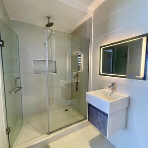 Leilighet – comfort, balkong, byutsikt | Bad