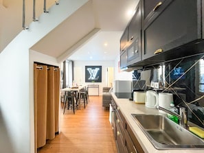 Fridge, microwave, oven, coffee/tea maker - 115 B - Urban Louis Saint Denis (París)