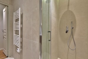 Shower, hair dryer, towels - 140 - Urban Duplex near Saint-Germain des Pres (París)