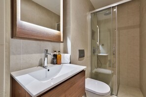 Douche, sèche-cheveux, serviettes fournies