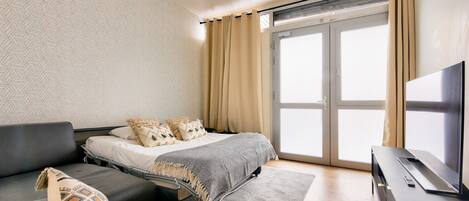 Tabla de planchar con plancha, wifi gratis y ropa de cama