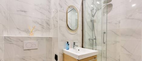 Shower, hair dryer, towels