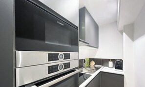 Fridge, microwave, oven, coffee/tea maker - Urban Flat 168 - Spacious 1-Bedroom Apartment in Paris (París)