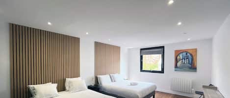 アイロン / アイロン台、WiFi (無料)、ベッドシーツ