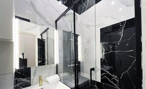 Dusche, Haartrockner, Handtücher, Seife