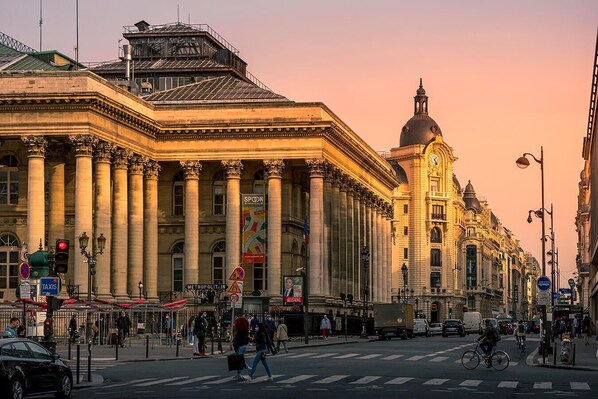 Un edificio histórico con arquitectura clásica, que incluye columnas y una cúpula.