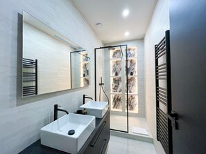 Shower, hair dryer, towels, soap - Urban Flat 197 - Luxury flat - Saint Honoré (París)