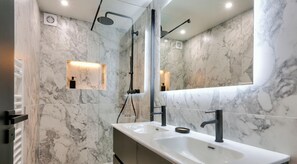 Shower, hair dryer, towels - Urban Flat 170 - Appartement Amelot (París)