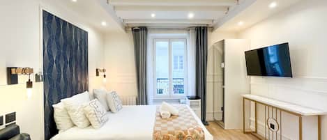 Planxa i posts de planxar, wifi gratuïta i roba de llit