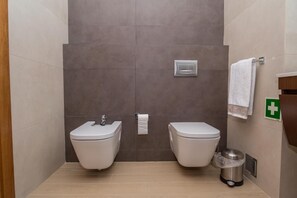 Dusche, Whirlpool, Haartrockner, Bidet