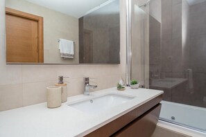 Shower, jetted bath, hair dryer, bidet - Modern Apartment with Sea View | First Line of Praia da Rocha (Faro)