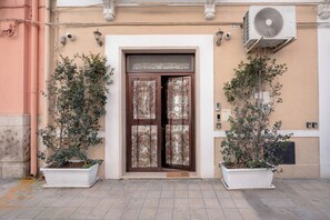 Exterior detail - Cozy apartment within walking distance of Bari's center and waterfront. 4pax (Bari)