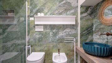 Dusche, Haartrockner, Bidet, Handtücher