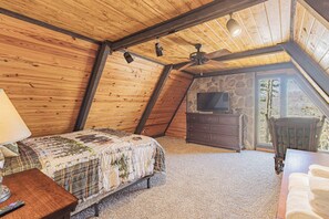 3 bedrooms, iron/ironing board, WiFi, bed sheets - White River Escape with BBQ & Private Backyard (Norfork)