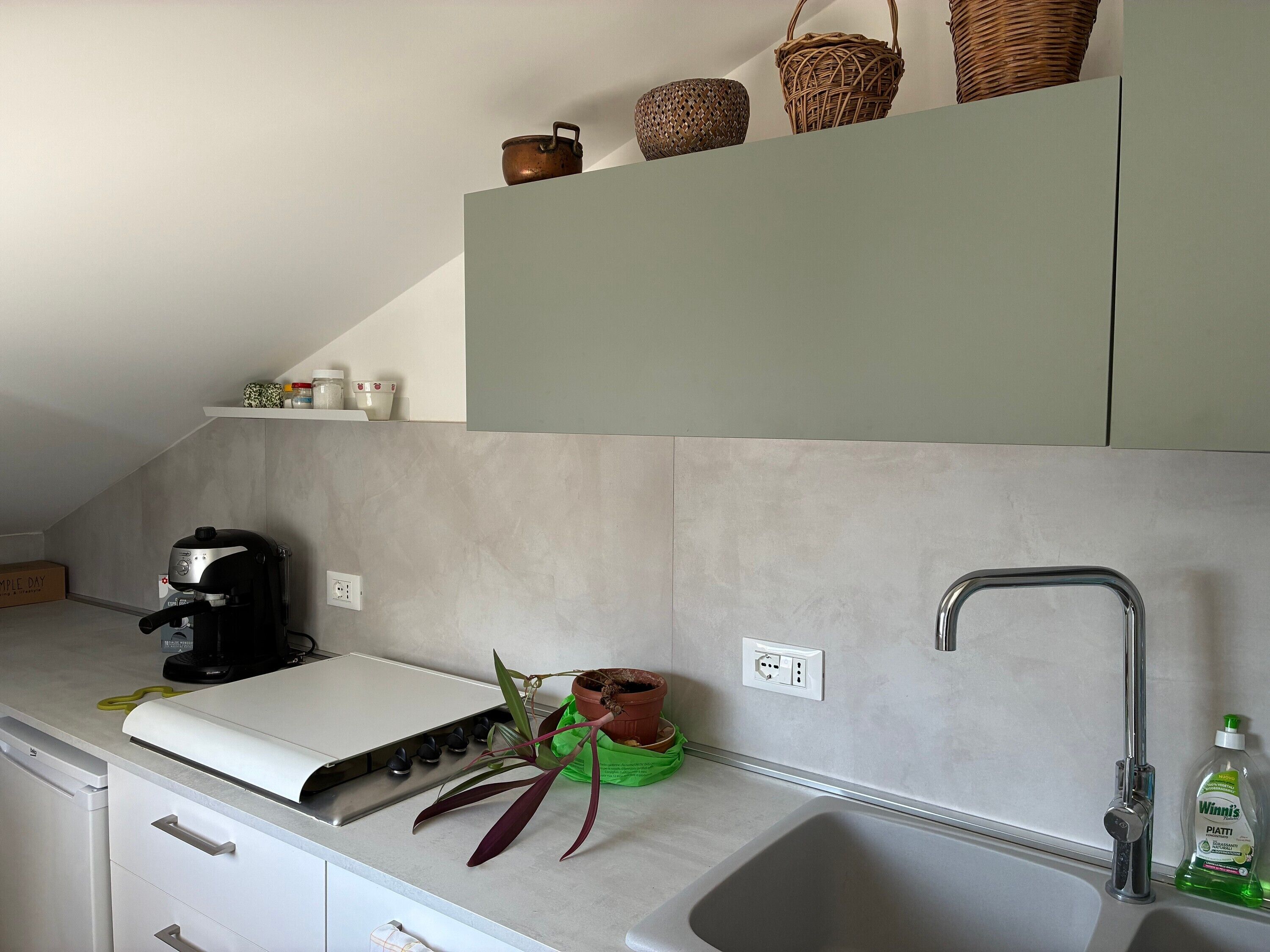 Réfrigérateur, plaque de cuisson, cafetière/bouilloire