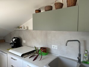 Kühlschrank, Herdplatte, Wasserkocher mit Kaffee-/Teezubehör