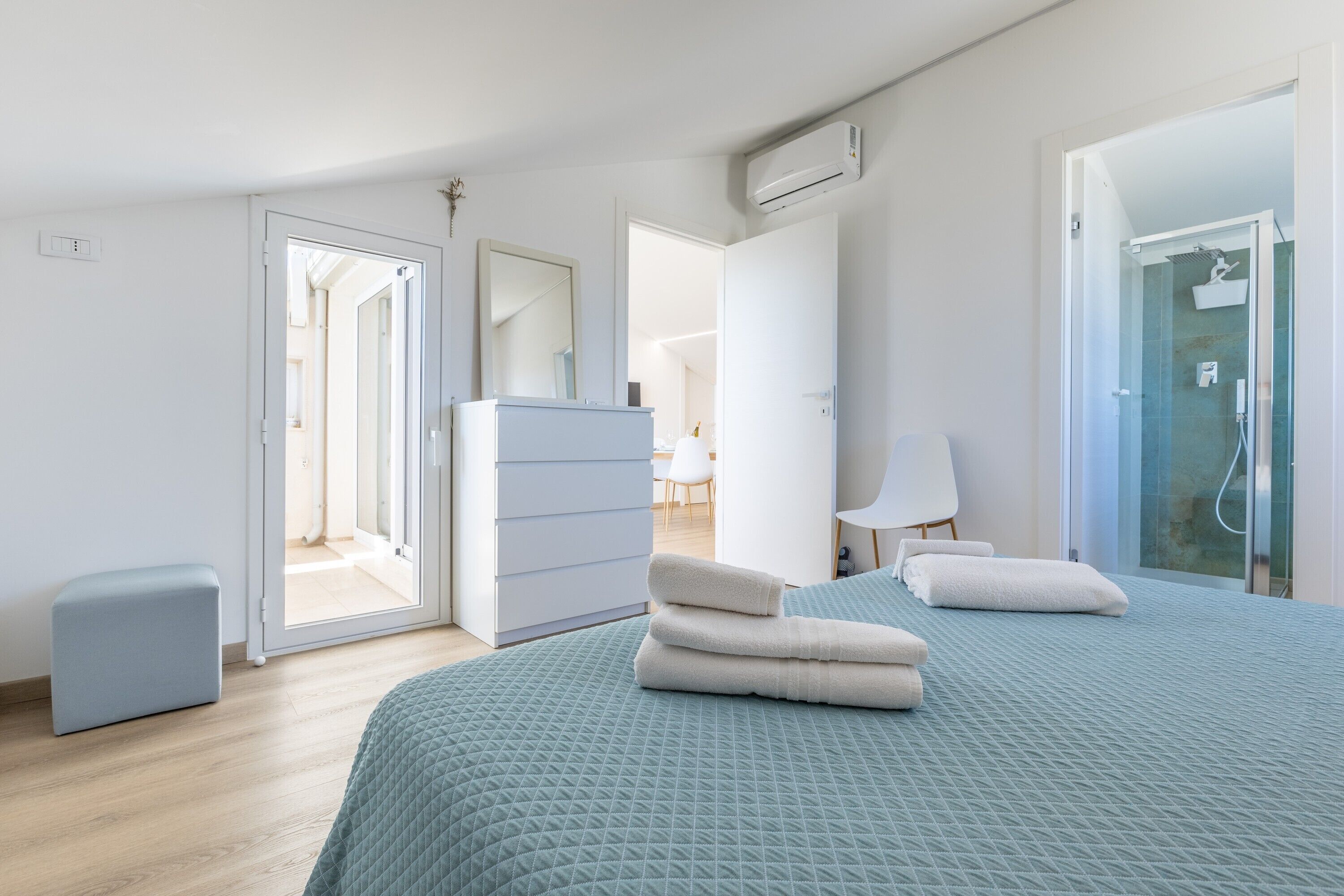 Tabla de planchar con plancha y ropa de cama 