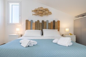 1 dormitorio, tabla de planchar con plancha, ropa de cama