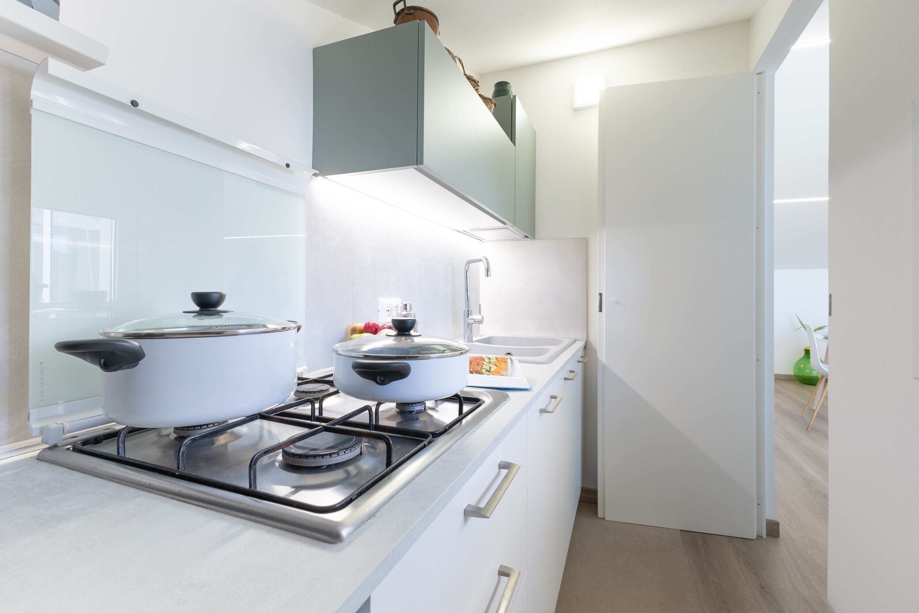 Refrigerador, parrilla de estufa, cafetera y tetera y tetera eléctrica 